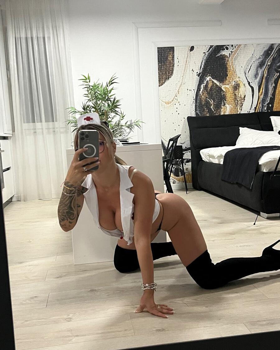 10P A atraente enfermeira Anca mostra seu decote sexy e grande saque em selfies quentes