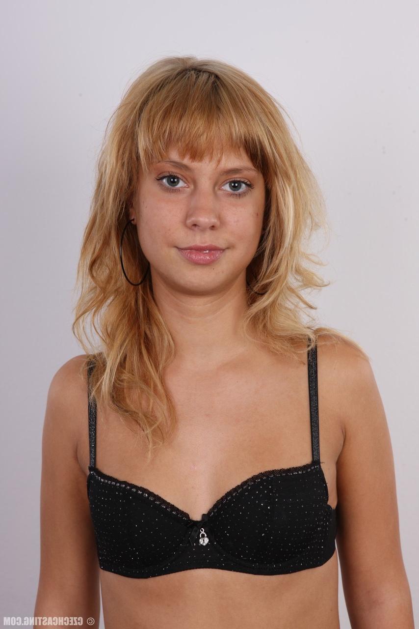 20P Veronika, une femme amateur, se tient là, nue après avoir enlevé ses vêtements.