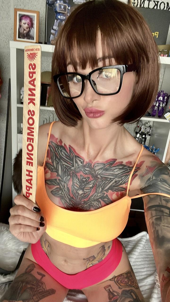 13P Flame Jade, une amatrice tatouée, pose en solo dans des tenues sexy.
