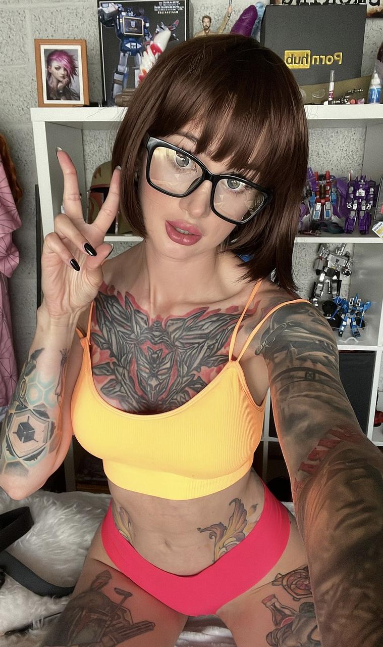 13P Flame Jade, une amatrice tatouée, pose en solo dans des tenues sexy.