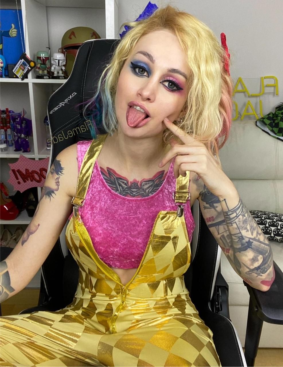 13P Flame Jade, une amatrice tatouée, pose en solo dans des tenues sexy.