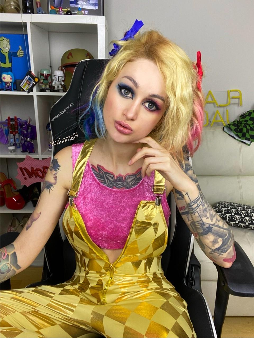 13P Flame Jade, une amatrice tatouée, pose en solo dans des tenues sexy.