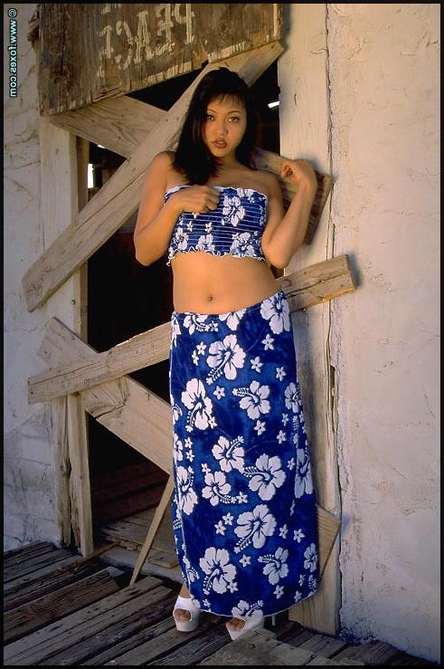 15P Mulher asiática de meia-idade, Mika Tan, espalha sua buceta rosa em um ambiente rural