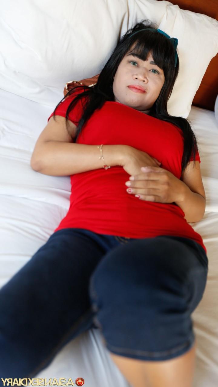 20P La asiática gordita Suraya se desnuda antes de una sesión de sexo duro en POV