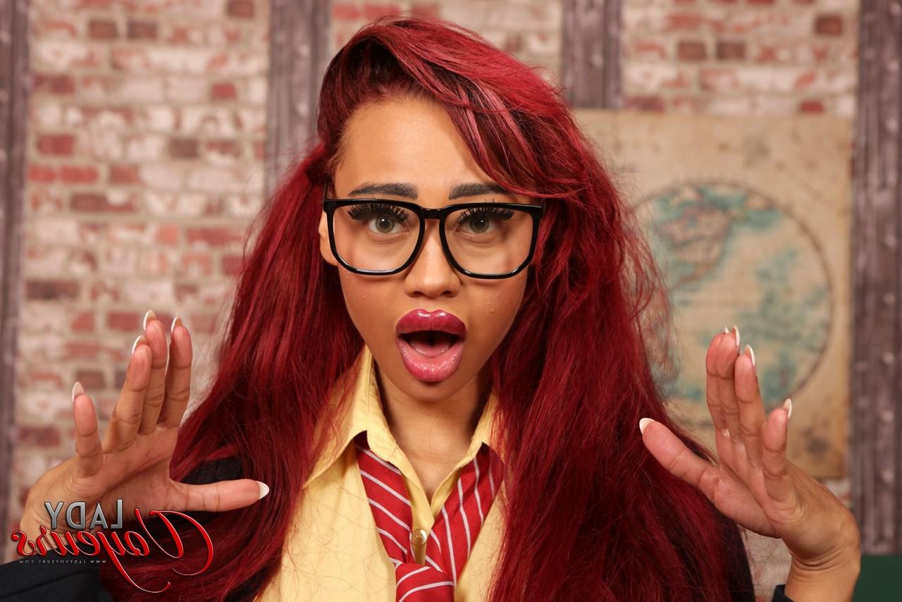 17P A estudante ruiva Bunny Mckenzie mostra sua calcinha upskirt em uma cadeira