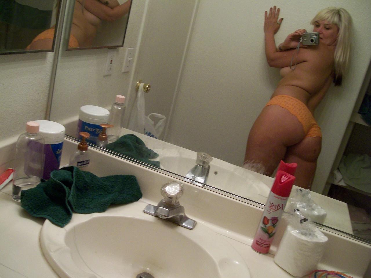 13P Adolescente loira platinada tira selfies de sua bunda redonda de calcinha no espelho