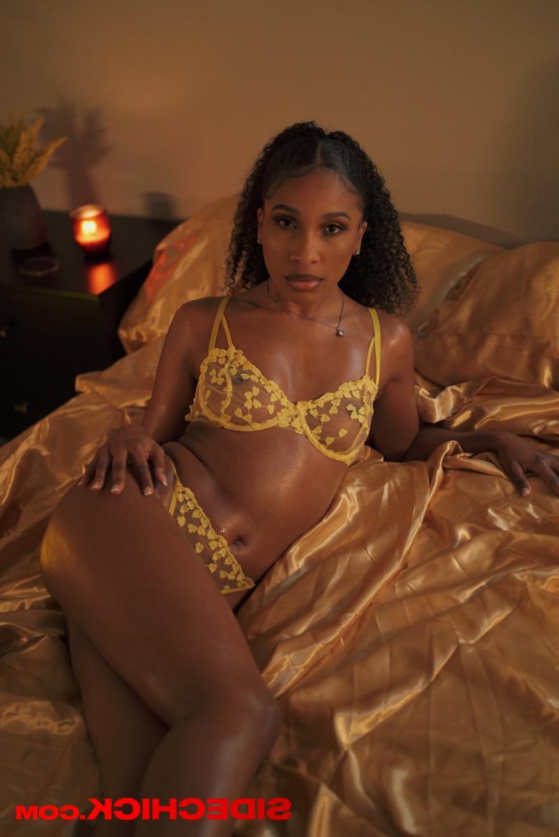 15P La negra Olivia Jay tiene relaciones sexuales en una cama con su amante asiático