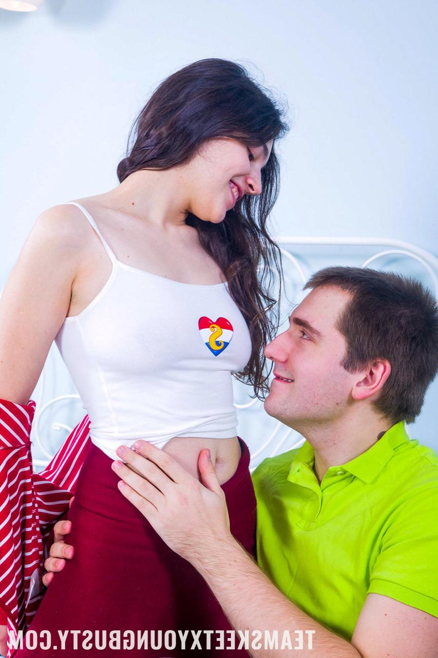 20P Das sexy Luder Anabel wird in verschiedenen Stellungen die Muschi geleckt und kräftig gefickt