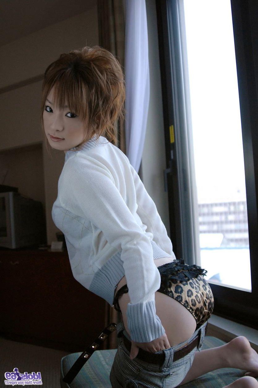 16P A linda adolescente japonesa ruiva Rinko fica nua para tomar banho em um dia de inverno