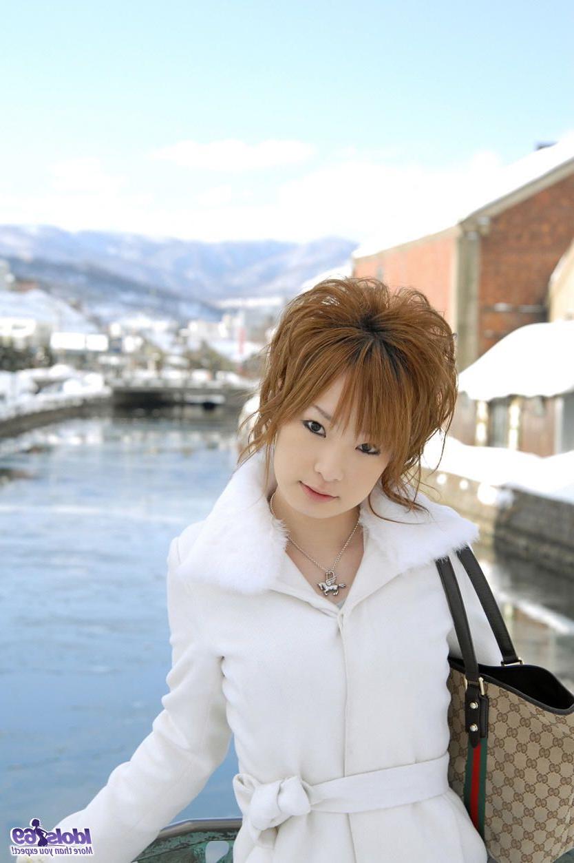 16P A linda adolescente japonesa ruiva Rinko fica nua para tomar banho em um dia de inverno