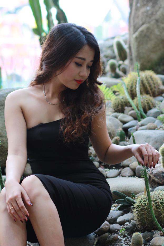 20P Hermosa chica muestra sus piernas calientes con un sexy vestido negro al aire libre
