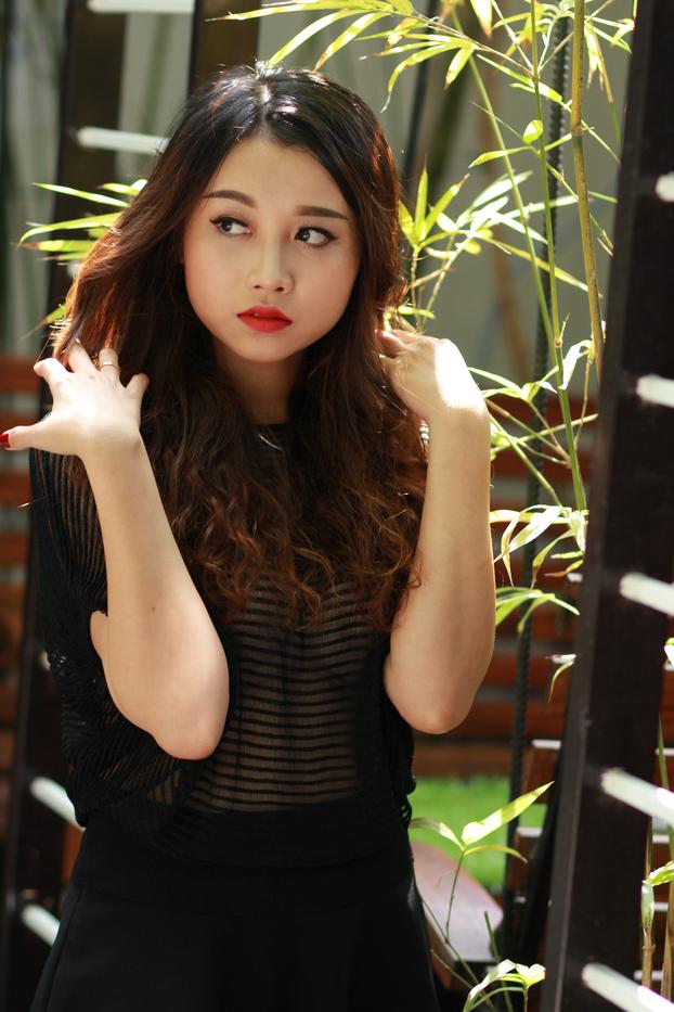 20P Hermosa chica muestra sus piernas calientes con un sexy vestido negro al aire libre