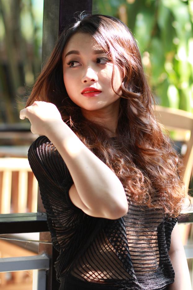 20P Hermosa chica muestra sus piernas calientes con un sexy vestido negro al aire libre