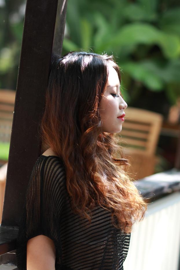 20P Hermosa chica muestra sus piernas calientes con un sexy vestido negro al aire libre