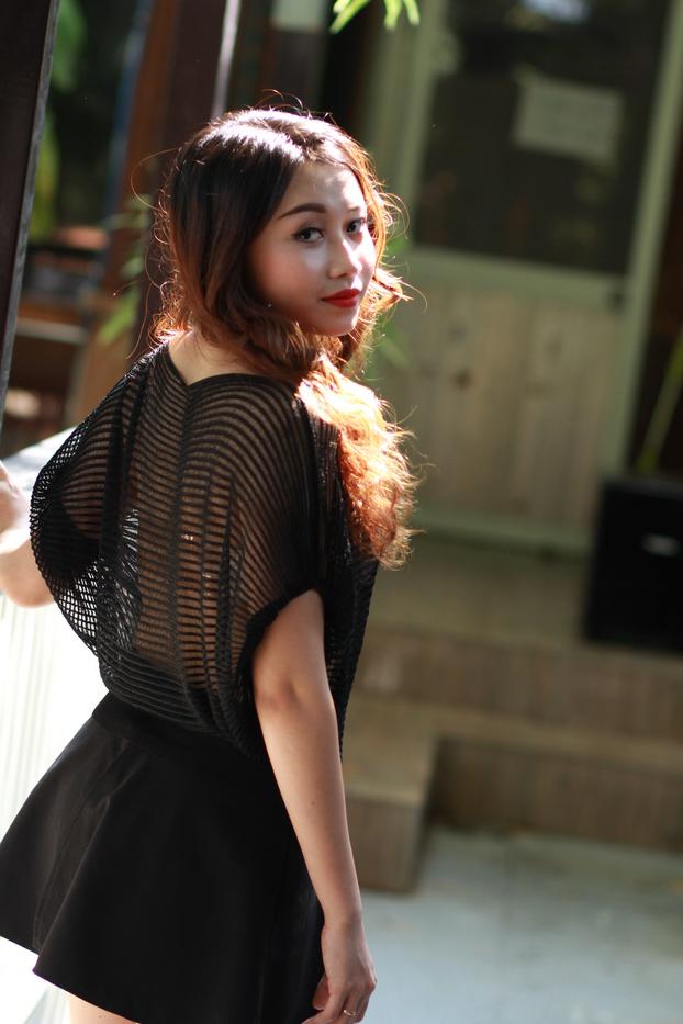20P Hermosa chica muestra sus piernas calientes con un sexy vestido negro al aire libre