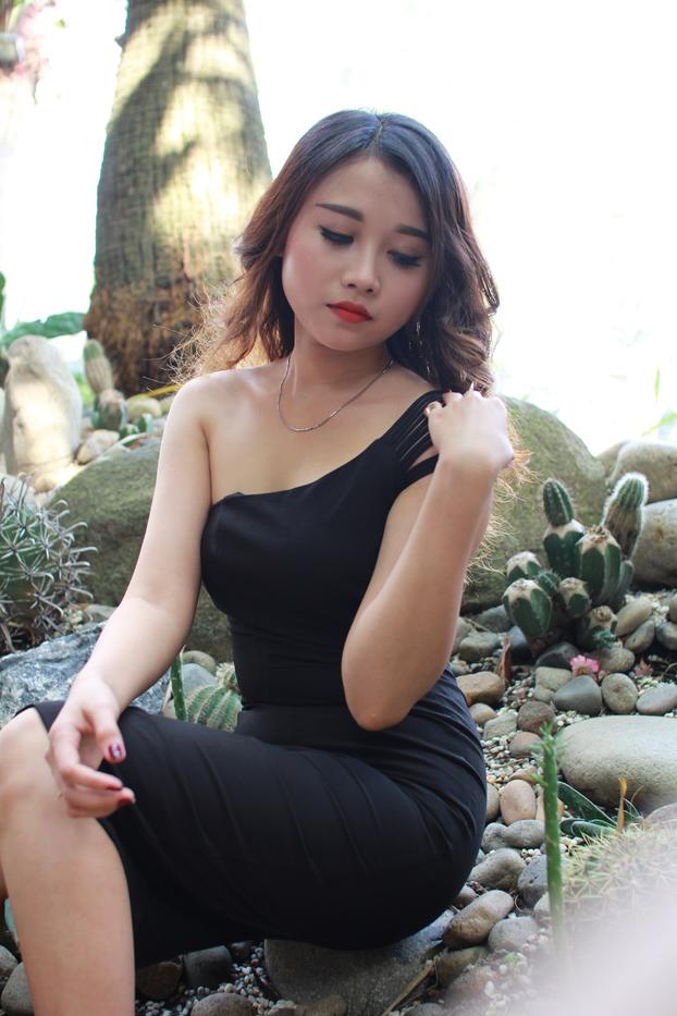 20P Hermosa chica muestra sus piernas calientes con un sexy vestido negro al aire libre