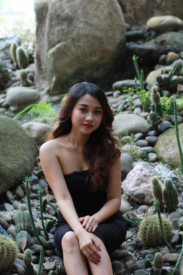 20P Hermosa chica muestra sus piernas calientes con un sexy vestido negro al aire libre