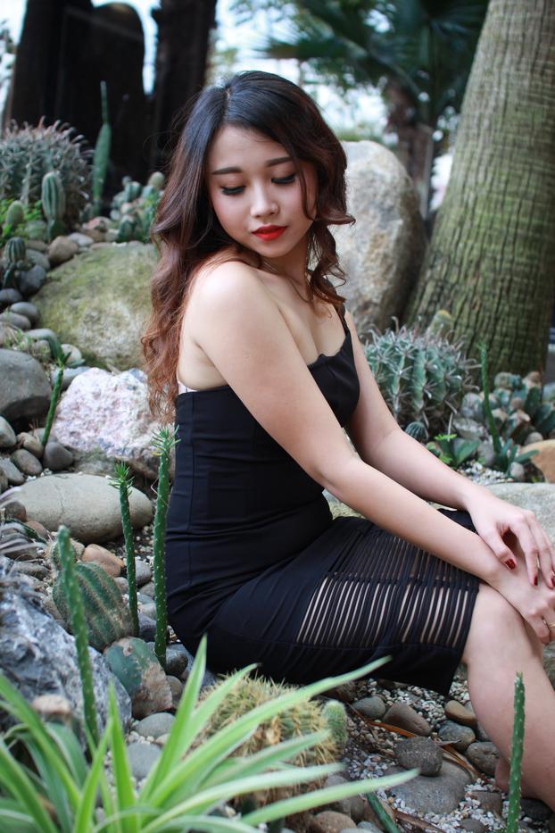 20P Hermosa chica muestra sus piernas calientes con un sexy vestido negro al aire libre