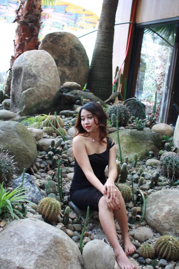 20P Hermosa chica muestra sus piernas calientes con un sexy vestido negro al aire libre