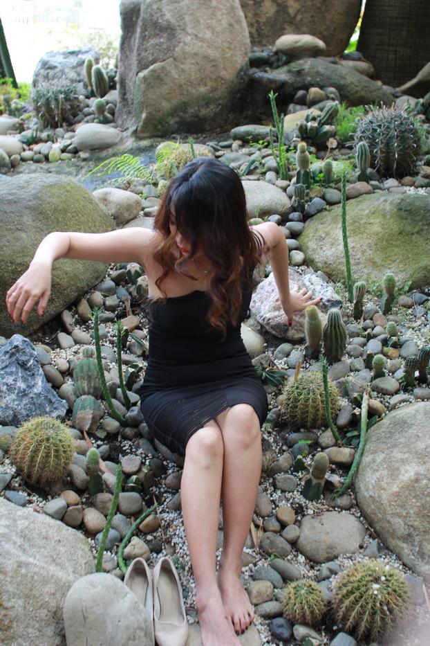 20P Hermosa chica muestra sus piernas calientes con un sexy vestido negro al aire libre