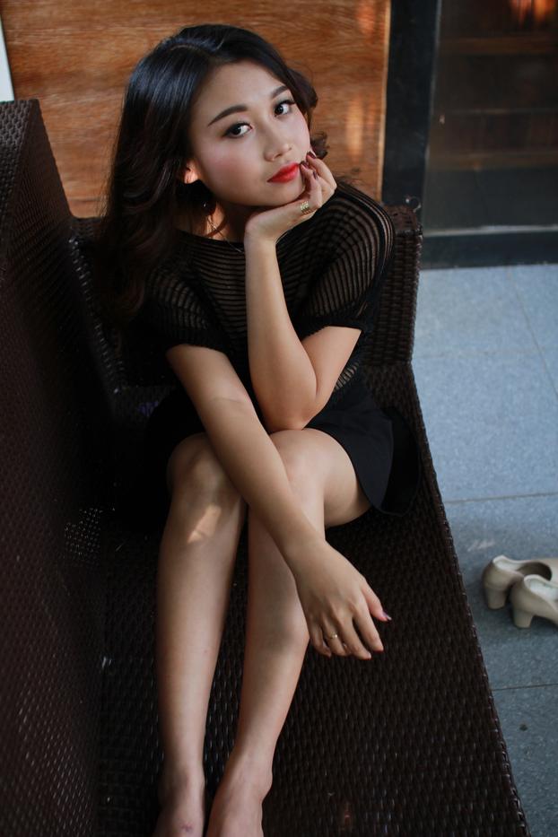 20P Hermosa chica muestra sus piernas calientes con un sexy vestido negro al aire libre