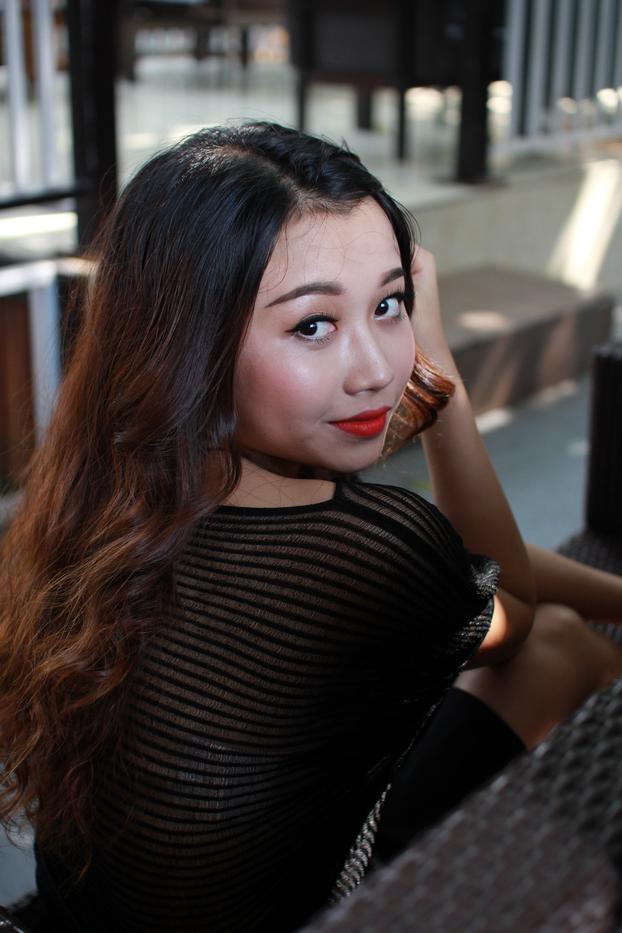 20P Hermosa chica muestra sus piernas calientes con un sexy vestido negro al aire libre
