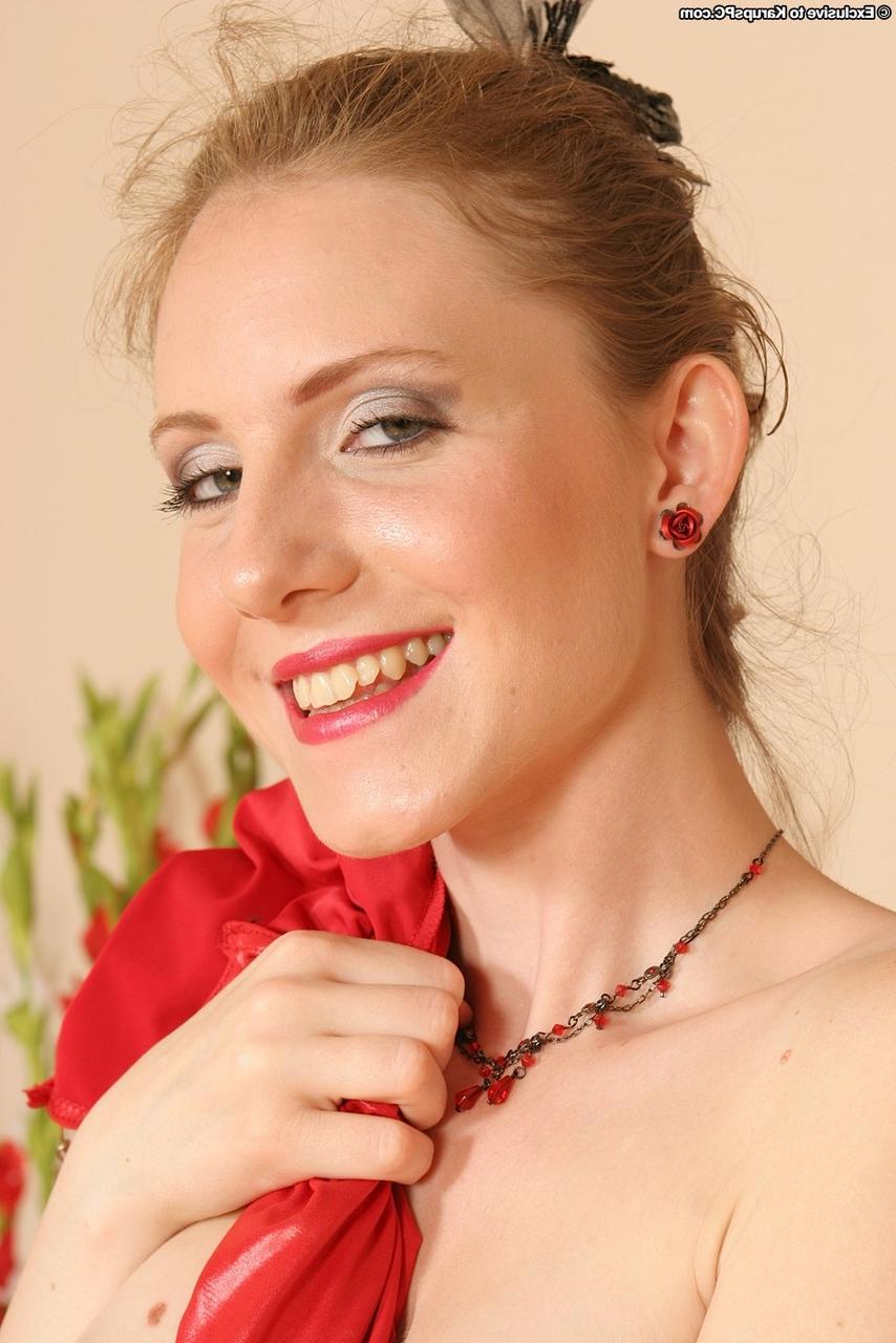 20P A amadora ruiva fofa Lolly tira o vestido vermelho e posa em lingerie