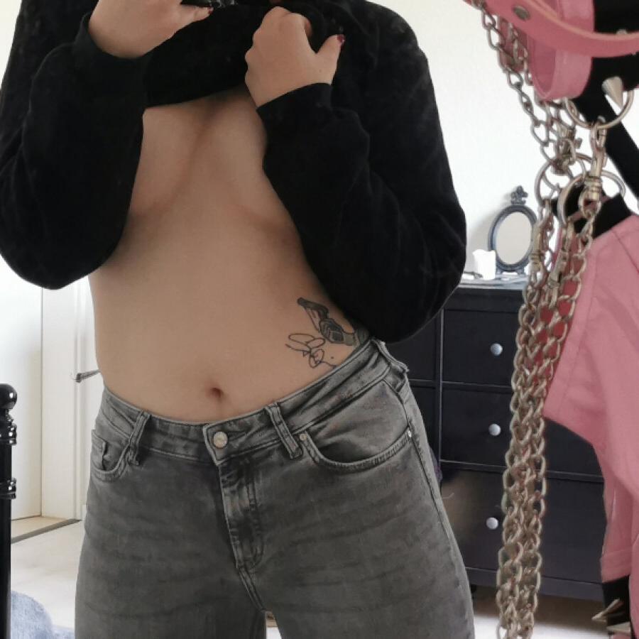 10P Lonely amateur babe Kirajameson shows her curvy inked body in a solo