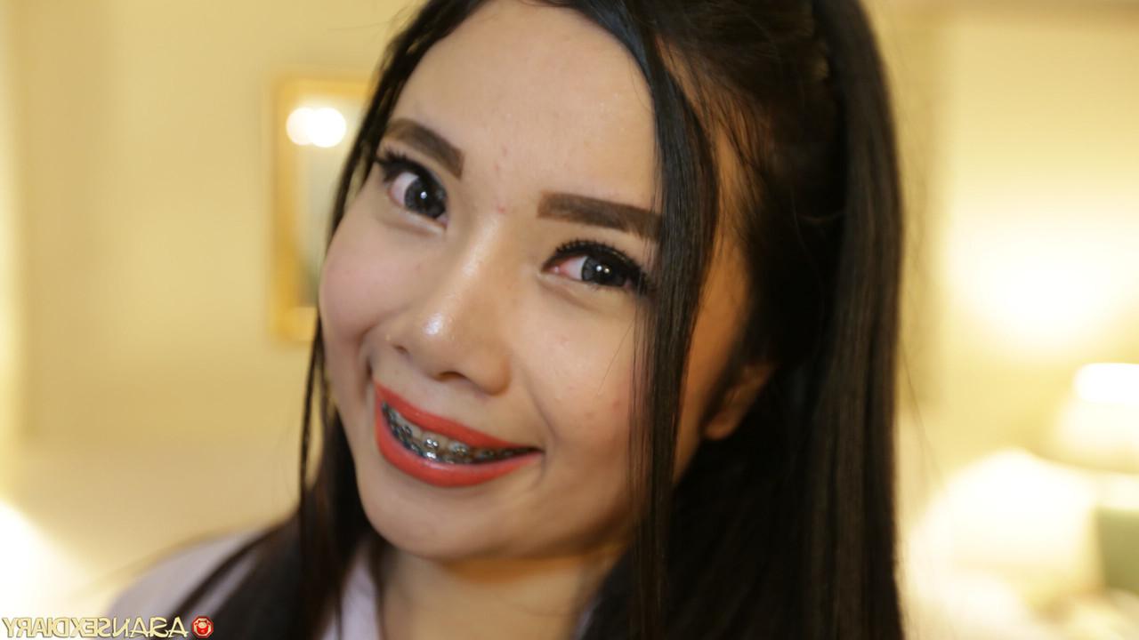 20P Das asiatische Schulmädchen Wiw genießt POV-Doggystyle-Sex im Stehen