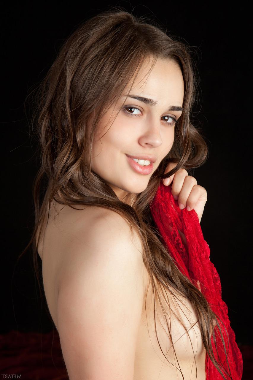 20P A morena fofa Trista A exibe seus peitos pequenos e bunda em meias vermelhas sexy