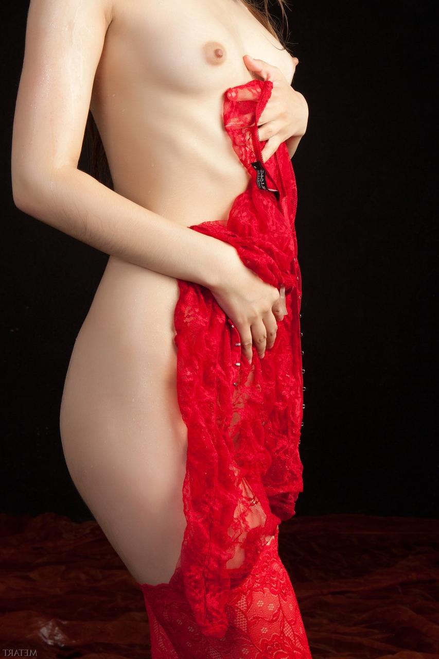 20P A morena fofa Trista A exibe seus peitos pequenos e bunda em meias vermelhas sexy