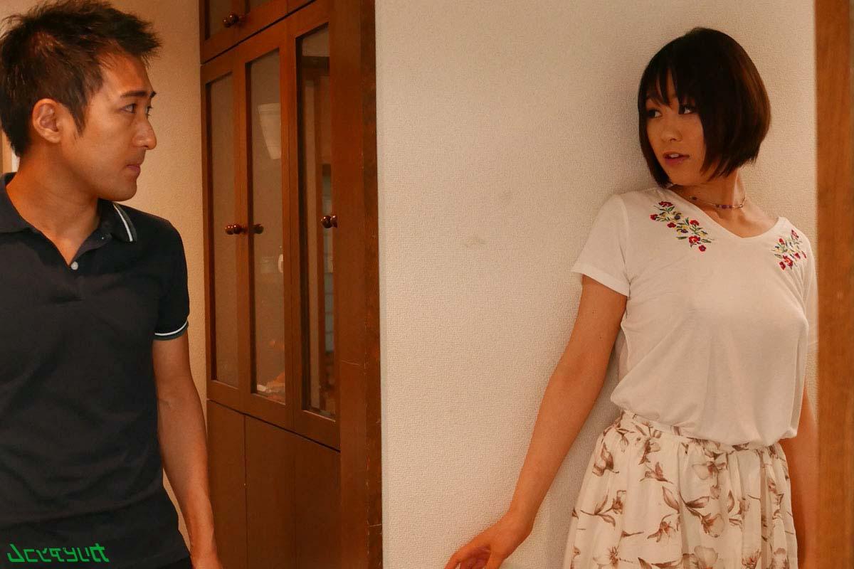 20P A esposa japonesa peituda Manaka Shibuya fica com seu pedaço careca fodido e gozei