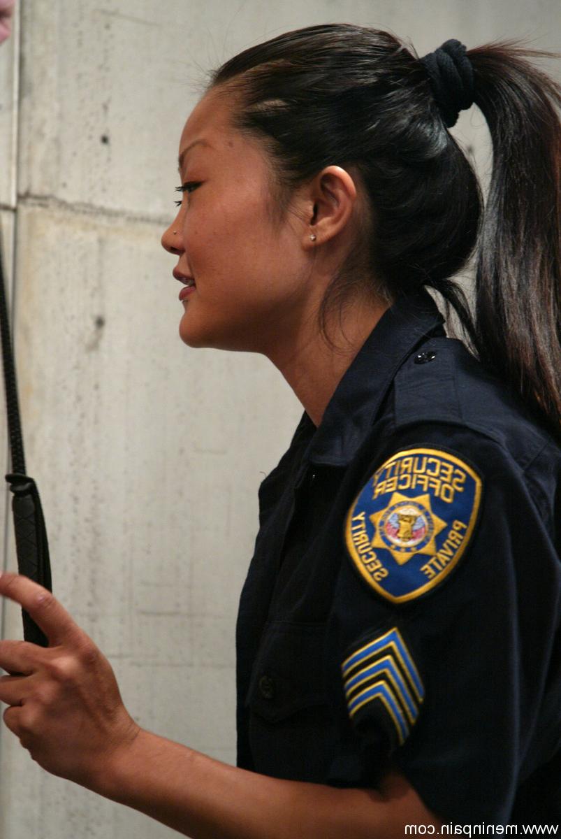 20P Os cruéis policiais Brooke Banner e Lucy Lee chicoteiam e atormentam um prisioneiro