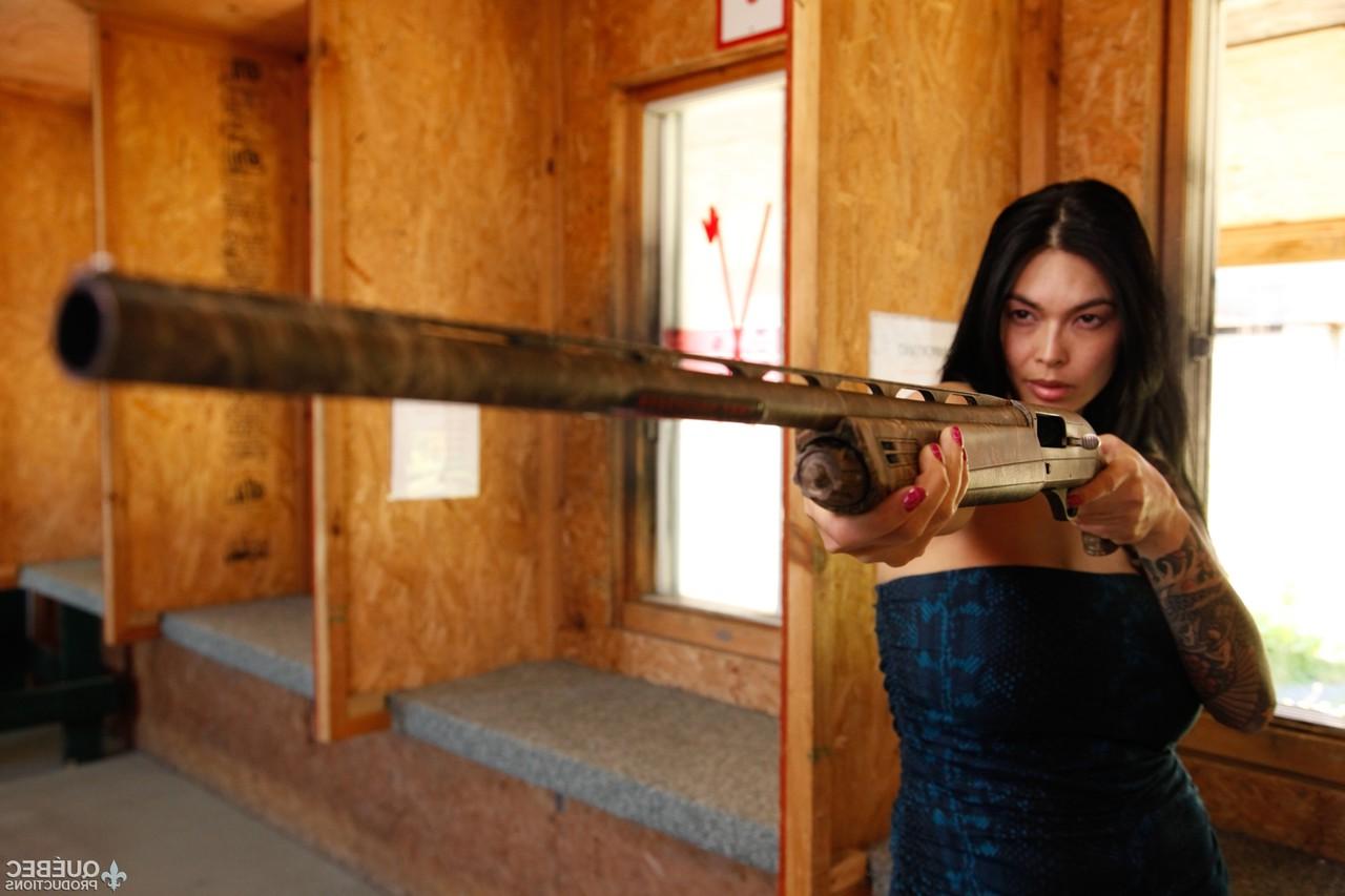17P La sexy Tera Patrick tient son revolver et montre ses gros canons et ses gros seins.