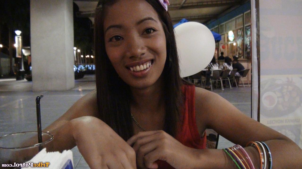20P A pequena asiática Lalaine Peredo mostra seus peitos minúsculos e sua buceta aparada antes do sexo