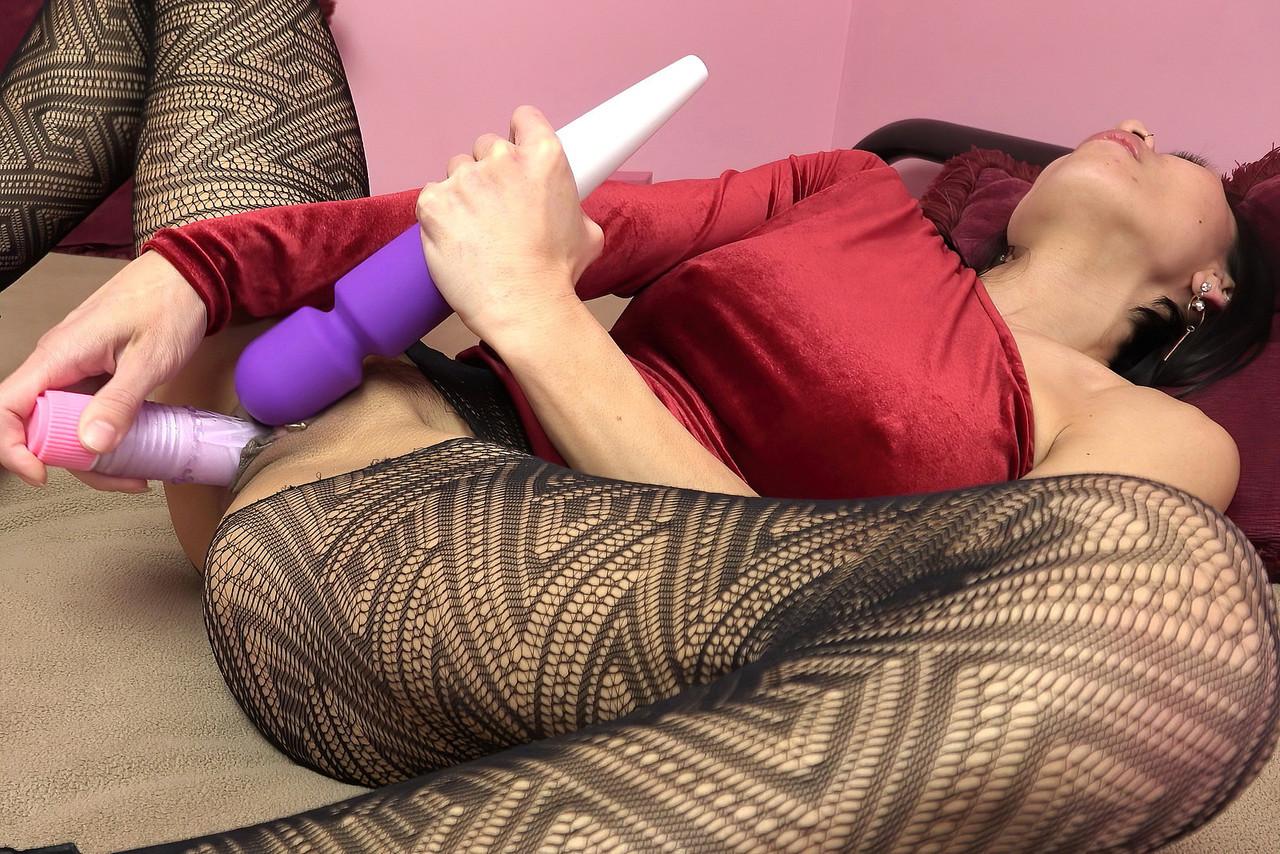 20P La MILF asiática Teagan Lynn juega con su coño caliente con un consolador y un vibrador