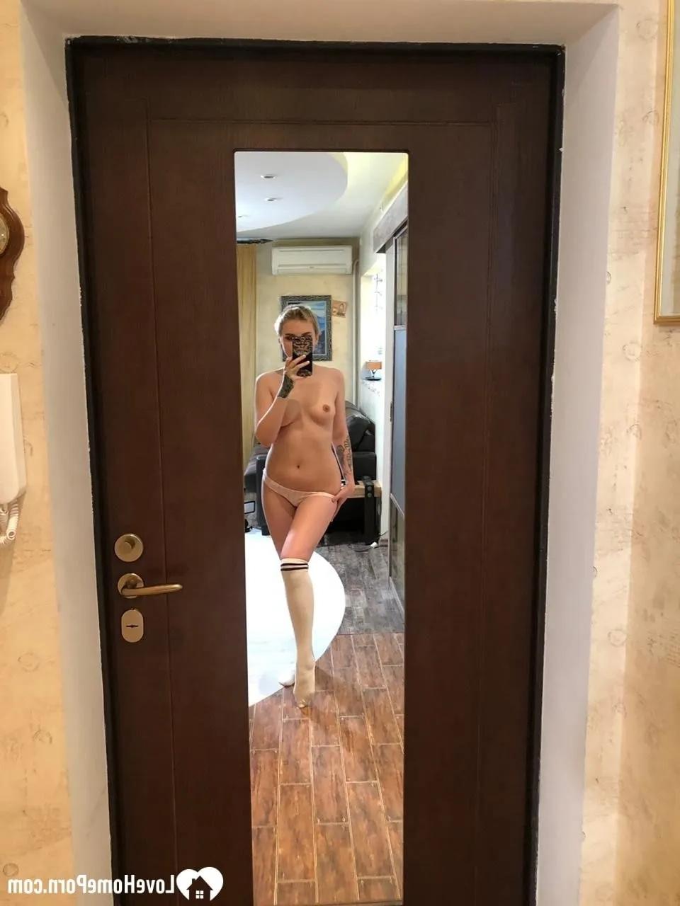 20P Líder de torcida sexy tira selfies nuas mostrando seus peitos pequenos e sua bunda gostosa