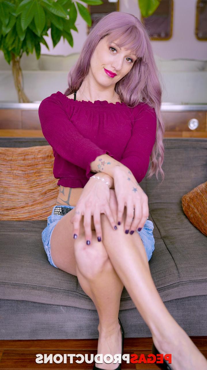 20P A cabeleireira de cabelo roxo Loona Winchester é fodida por um cliente tatuado