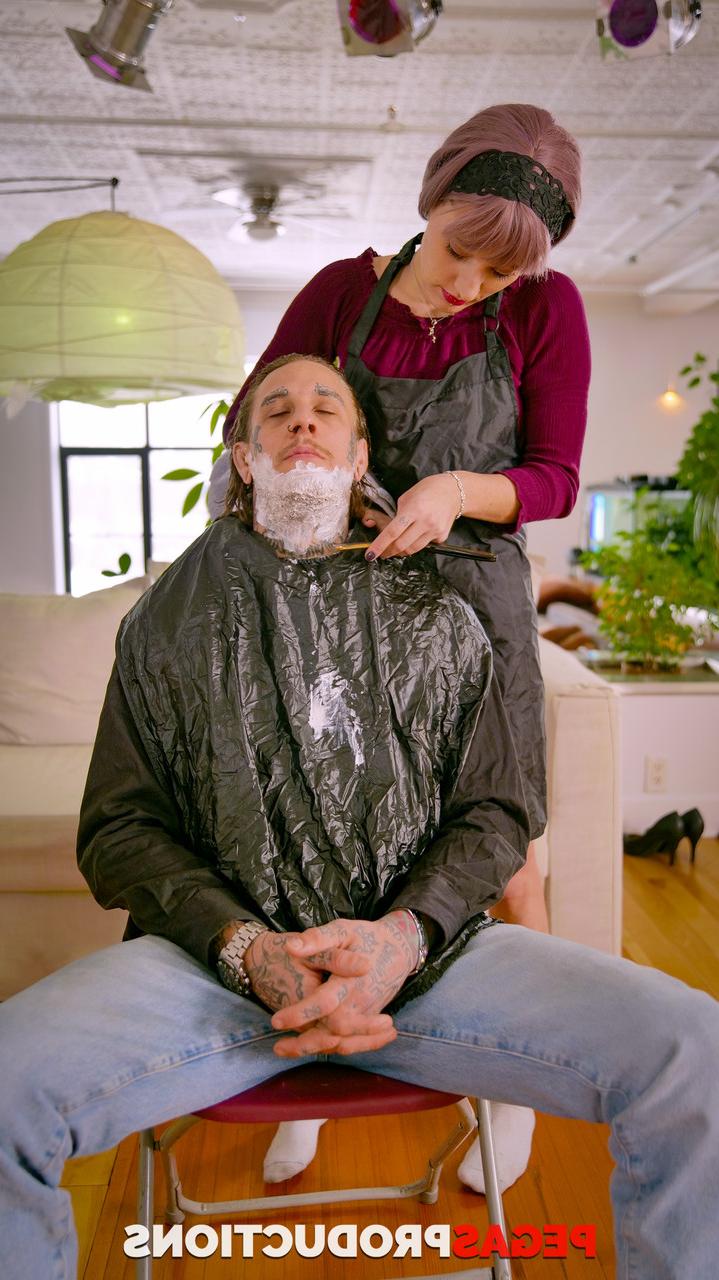 20P A cabeleireira de cabelo roxo Loona Winchester é fodida por um cliente tatuado