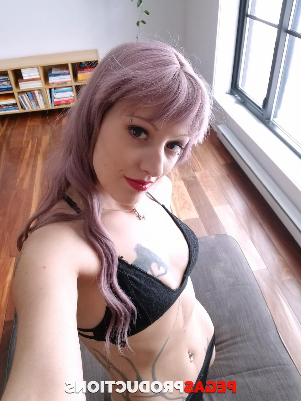 20P A cabeleireira de cabelo roxo Loona Winchester é fodida por um cliente tatuado