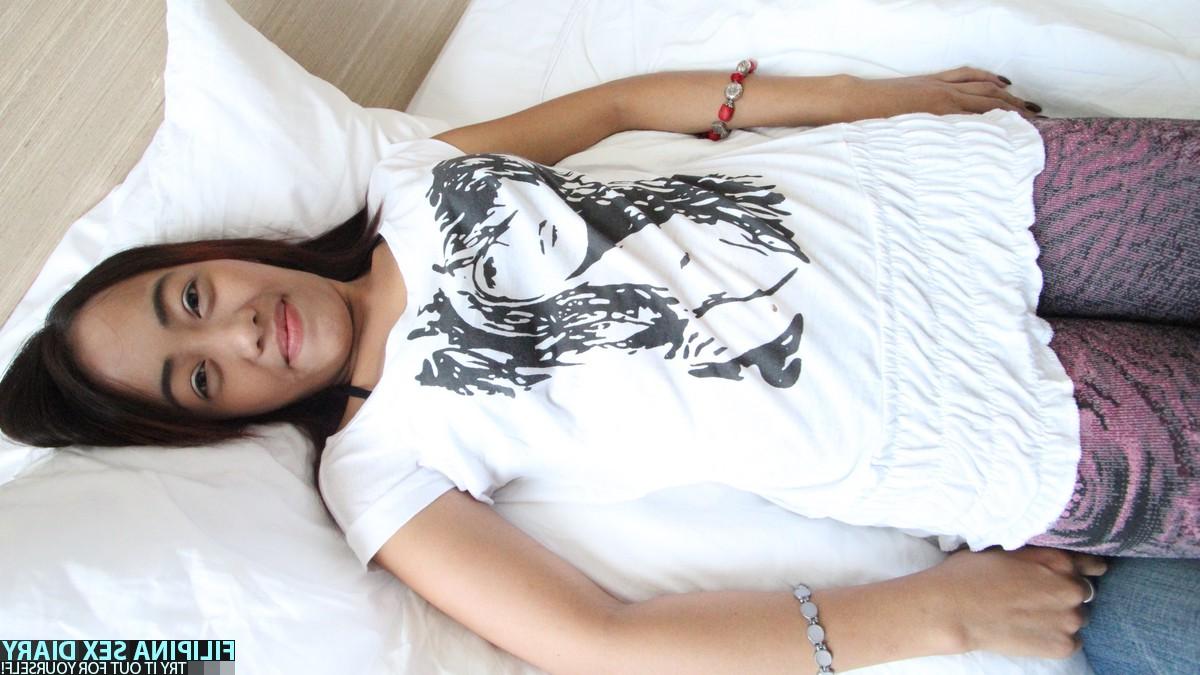 20P Petite Asian babe Anza posing in her white shirt and sexy leggings
