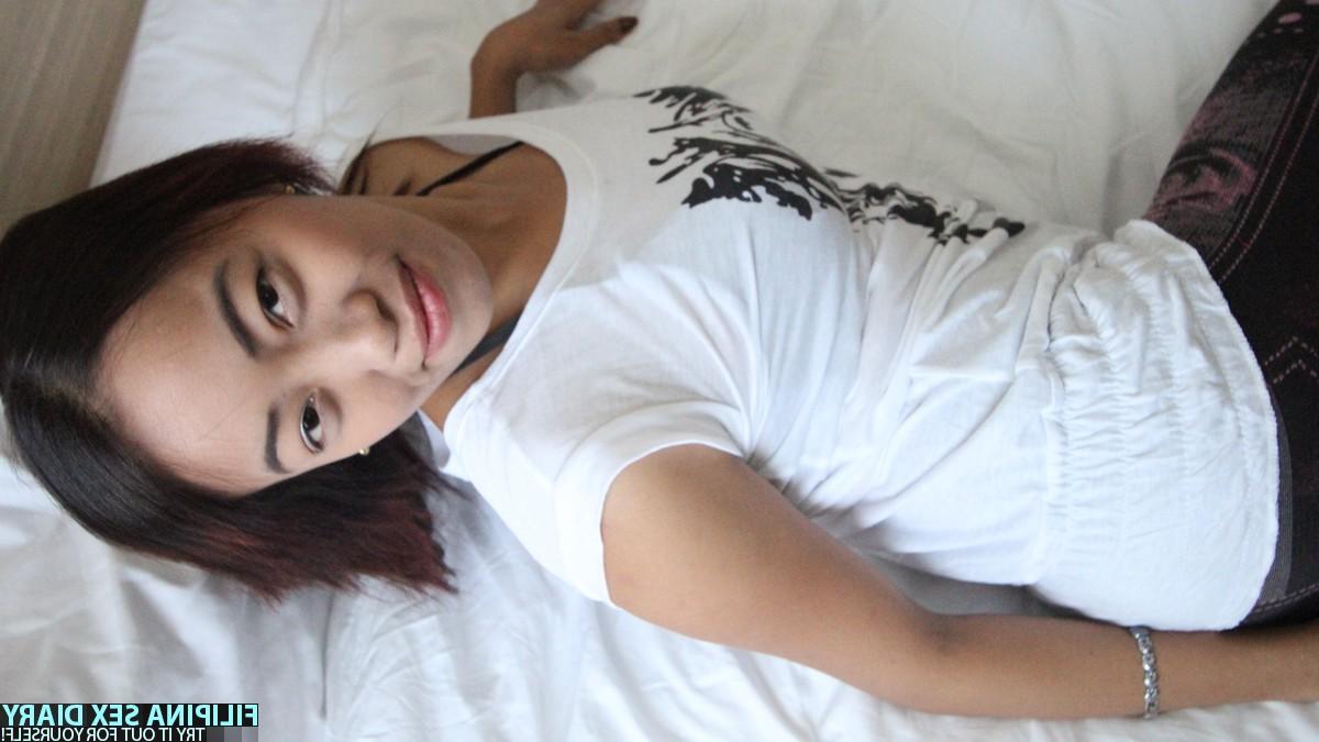 20P Petite Asian babe Anza posing in her white shirt and sexy leggings