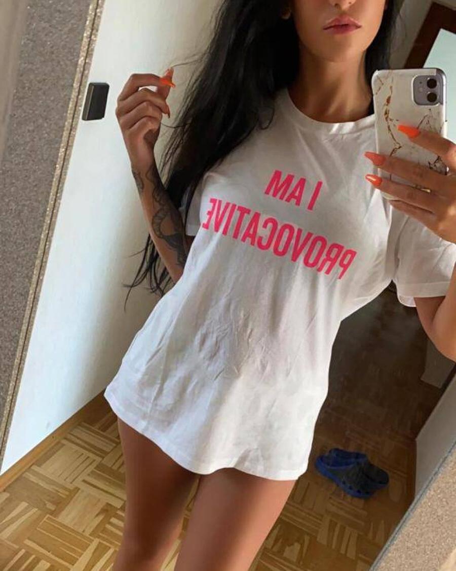 12P Une fille glamour montre son gros butin en minijupe dans une compilation torride.