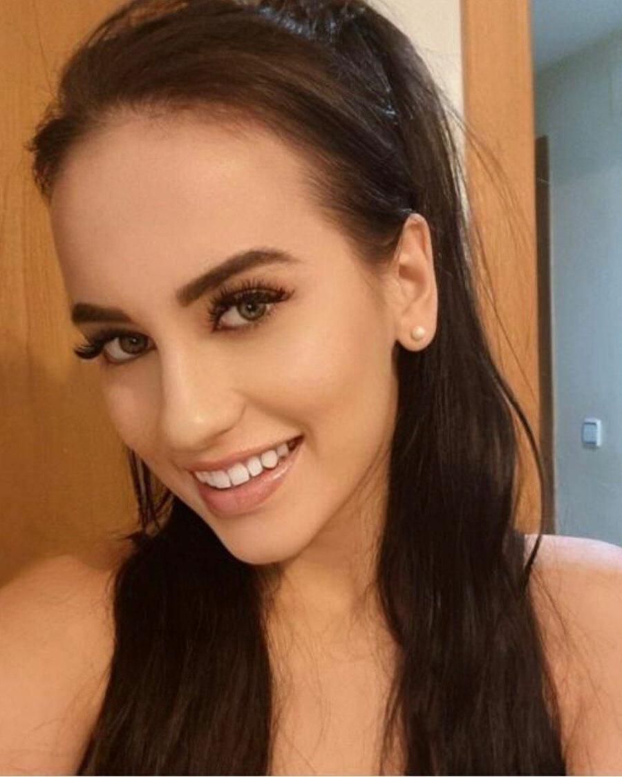 12P Une fille glamour montre son gros butin en minijupe dans une compilation torride.