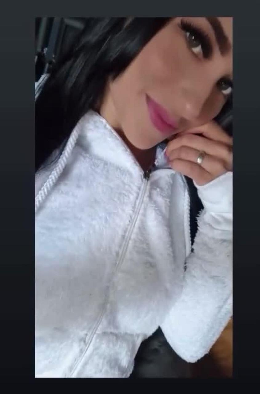 12P Une fille glamour montre son gros butin en minijupe dans une compilation torride.