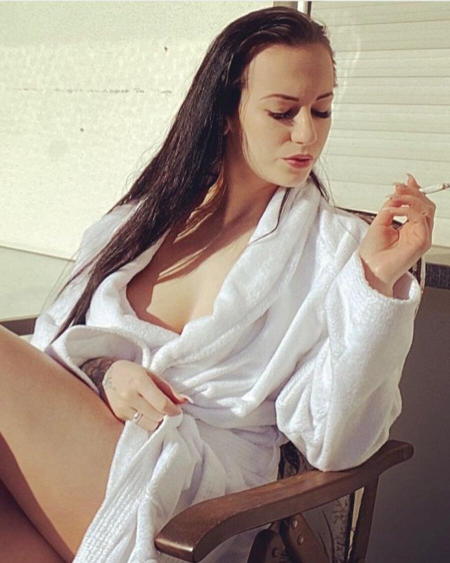 12P Une fille glamour montre son gros butin en minijupe dans une compilation torride.