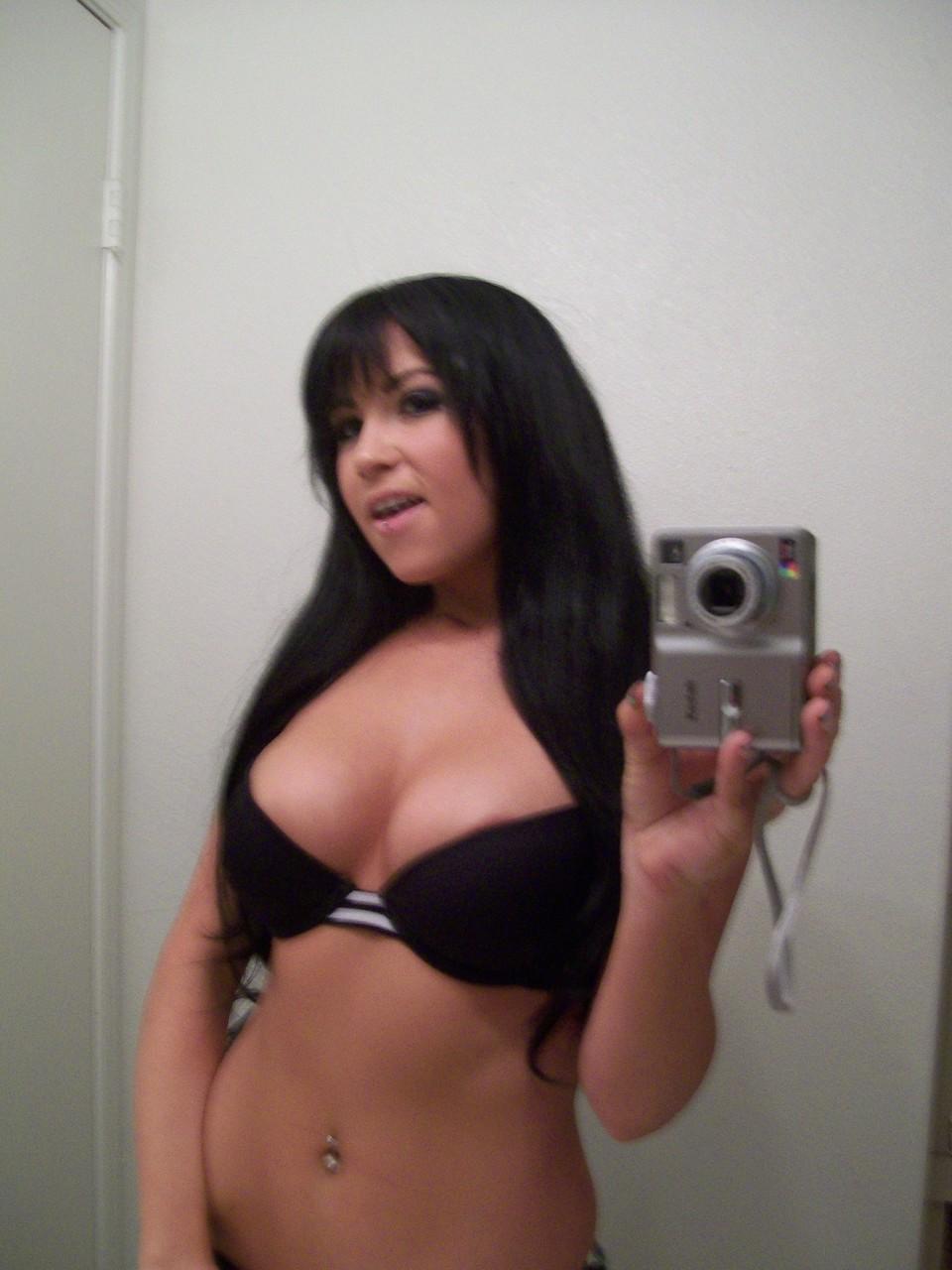 20P Adolescente morena exibe seus peitos grandes e sua buceta saborosa enquanto tira fotos nuas