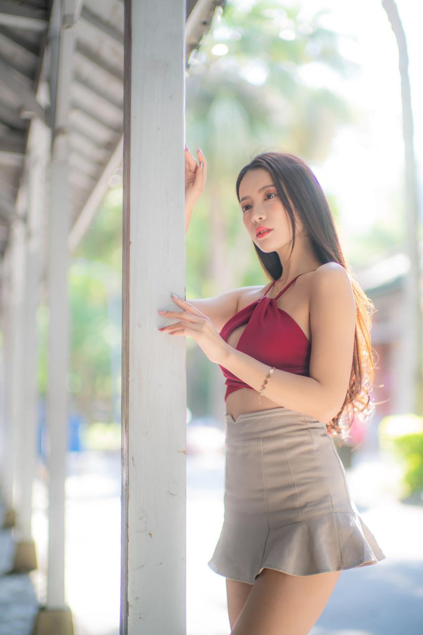 20P Glamouröses Babe stellt ihre heißen Beine in Minirock und High Heels zur Schau