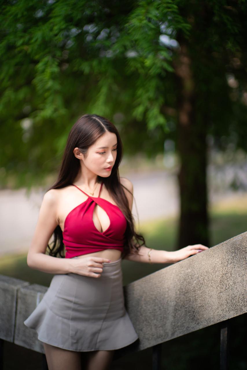 20P Glamouröses Babe stellt ihre heißen Beine in Minirock und High Heels zur Schau