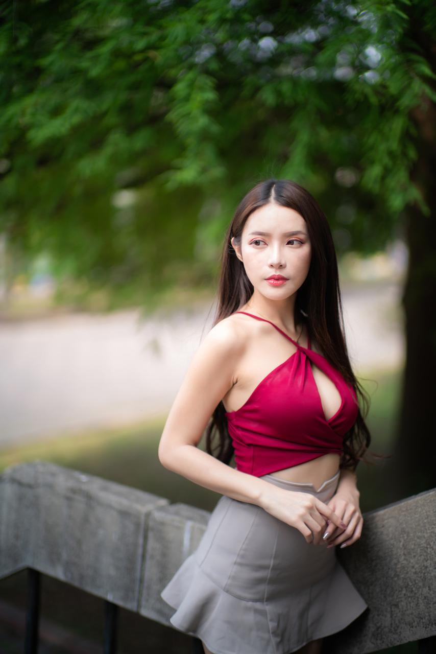 20P Glamouröses Babe stellt ihre heißen Beine in Minirock und High Heels zur Schau